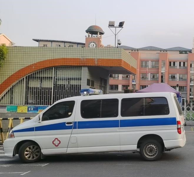 霞山救护车出租护送骨折病人一公里多少钱